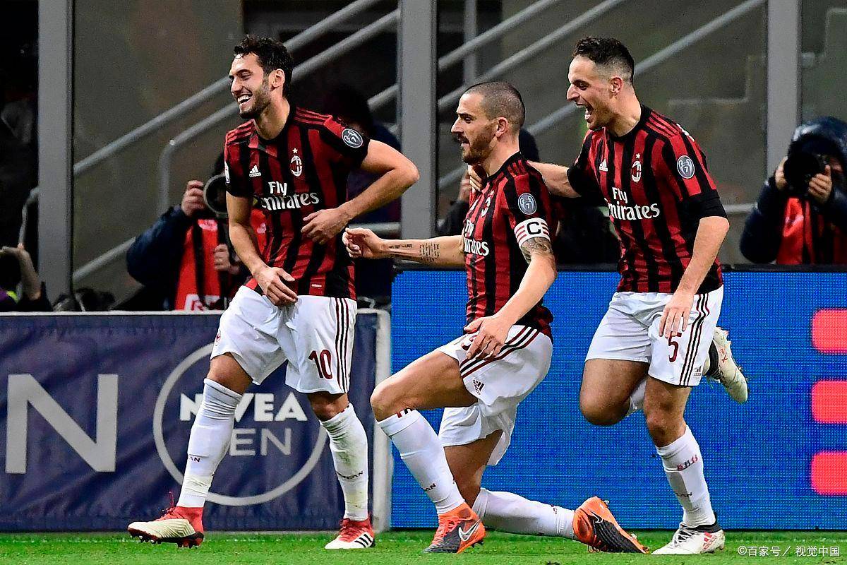 半场： 萨索洛2-1佛罗伦萨，曼德拉戈拉点射，沃尔帕托破门（半场战报：萨索洛暂2-1领先佛罗伦萨，曼德拉戈拉点球命中，沃尔帕托破门）