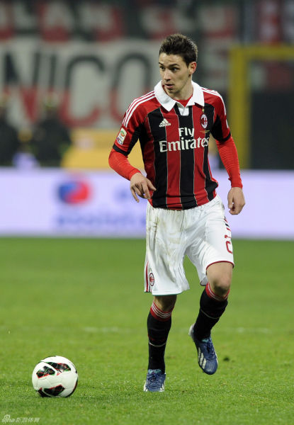 荷甲半场：梅尔韦尔德破门，肖蒂尔建功，兹沃勒2-1海伦芬（荷甲半场战报：兹沃勒2-1领先海伦芬，梅尔韦尔德破门、肖蒂尔建功）