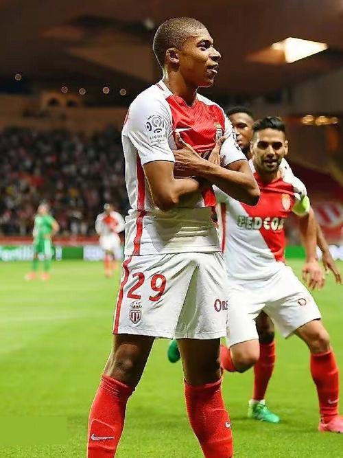 阿森纳新赛季第二客场球衣发布：灵感来自海布里球场（阿森纳发布新赛季二客球衣：灵感源自海布里球场）