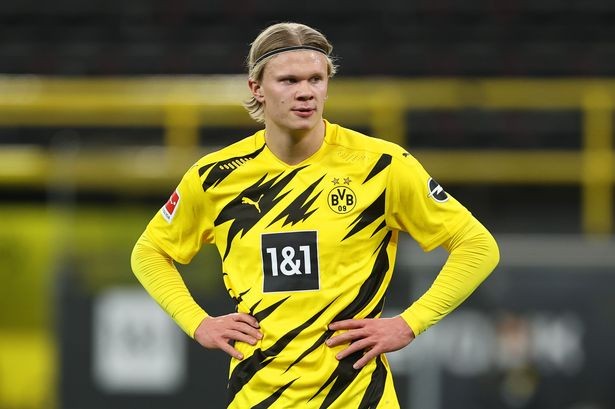 阿根廷国家队抵达安哥拉，大批球迷等候并高呼梅西名字（阿根廷国家队飞抵安哥拉，众多球迷迎候高喊梅西）