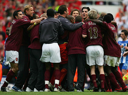 苏超冠军泰州队主教练莅临指导学校足球队员垫球运球技术！（苏超冠军泰州队主帅走进校园，亲授垫球与运球技巧）