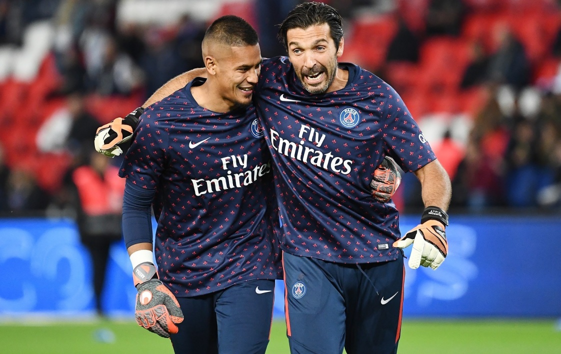 你是哪边的？本菲卡门将特鲁宾扑点后被队友阿劳若补射进球