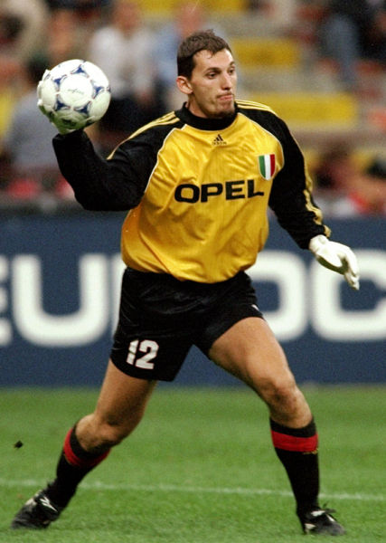 血性！韩国队球员挑衅拜合拉木，王博豪为队友出头撞倒挑事者（硬气！韩国队员挑衅拜合拉木，王博豪挺身而出撞倒挑衅者）