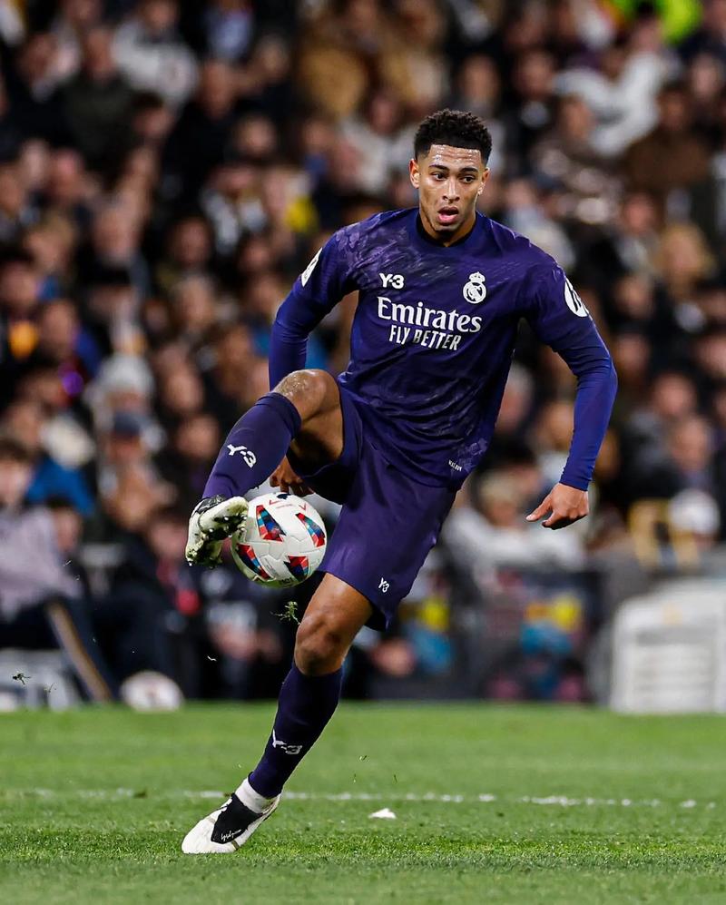 法媒：巴萨、拜仁、米兰和尤文关注南特17岁中卫塔蒂