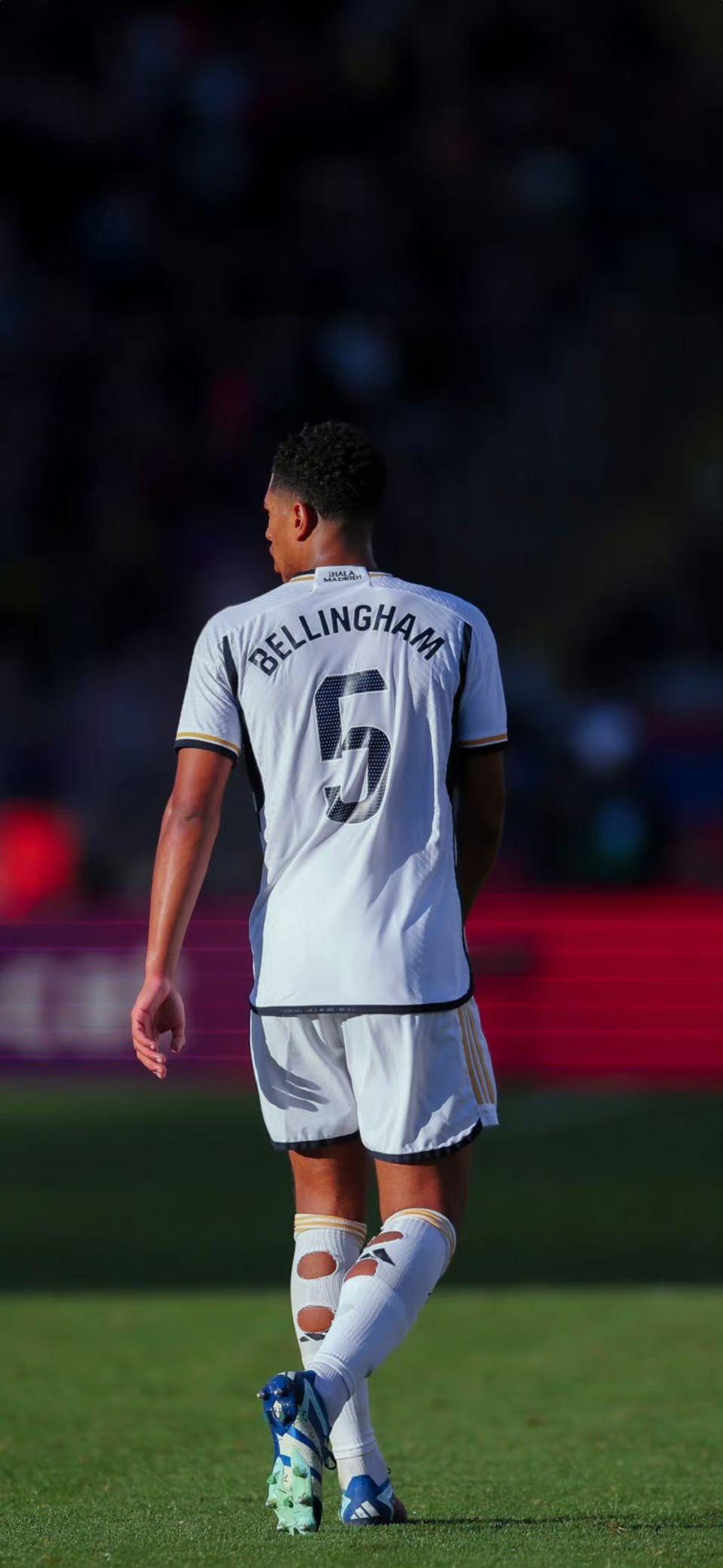 欧联比赛中一球员嘲讽对手鼻子形状，多名队友上前打抱不平（欧联赛场球员讥讽对手鼻型，多名队友上前声援）